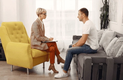 мужчина проходит лечение психологических расстройств у психиатра